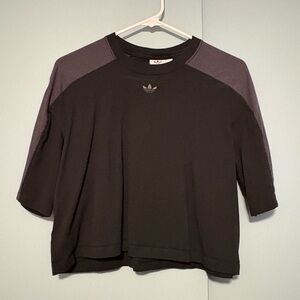ADIDAS 🏃🏻‍♀️ BLACK AND GREY CROPPED TEE LOGO SLEEVES